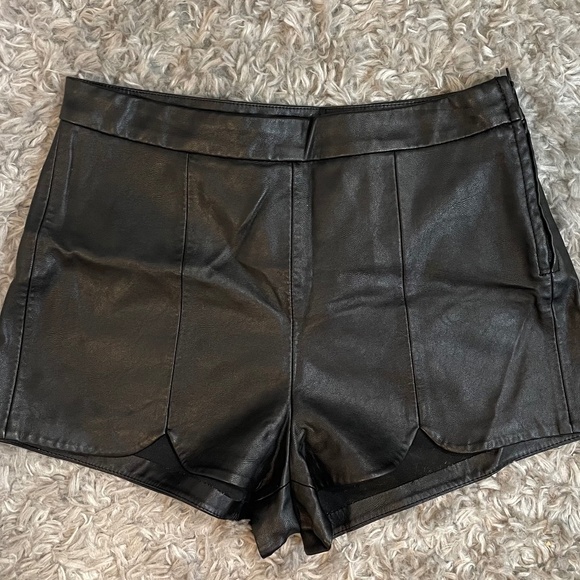 H&M High Waisted Black Leather Shorts - Size US 8 - Picture 1 of 3